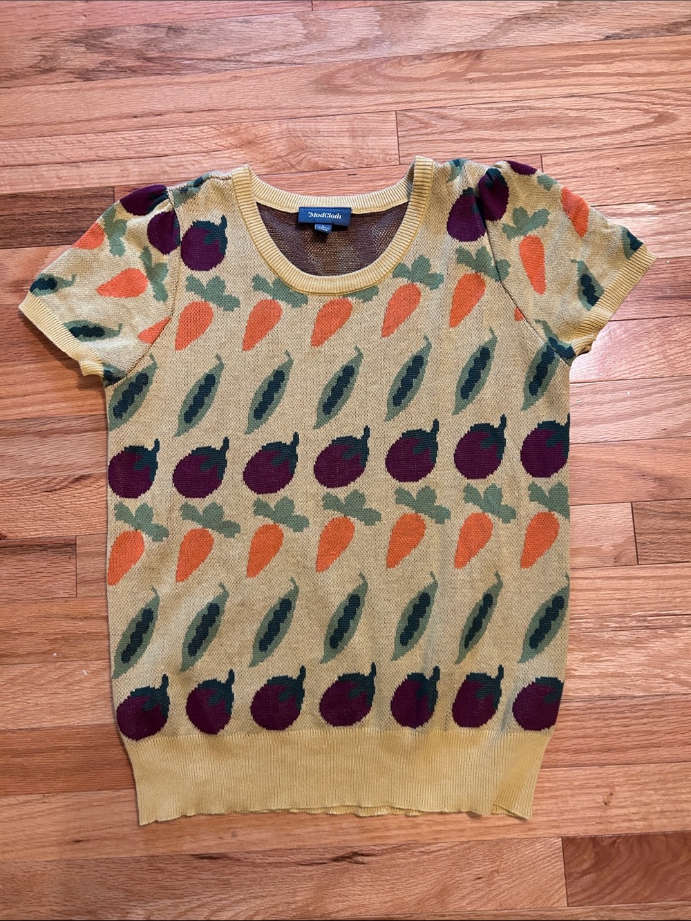 ModCloth Veggie knit short-sleeve sweater. Like new. Size large, whimsical